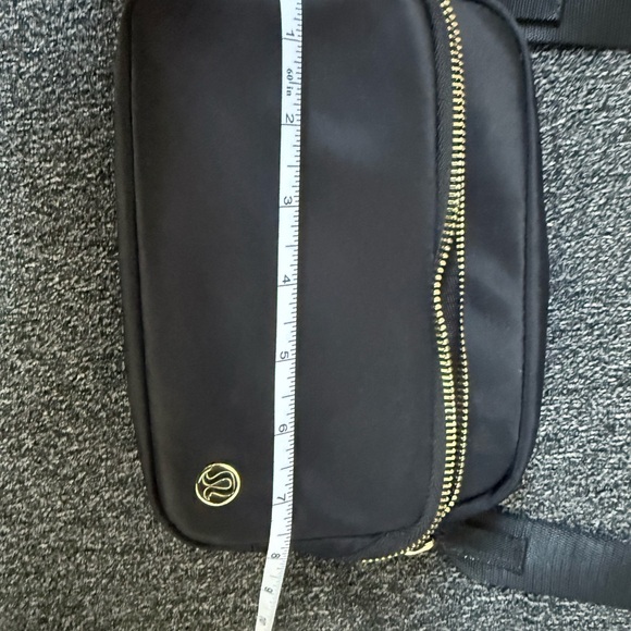 Lululemon Everywhere Crossbody Bag - Picture 9 of 11